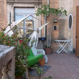 Apartament John Mary House, Katania